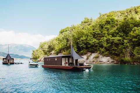 Les Toues Cabanées de La Paillote du Lac — Serre-Ponçon