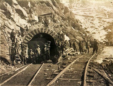 Pause photo pour les ouvriers sur le chantier d'un tunnel aux environs du Lauzet