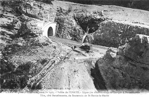 Vue au loin de la sortie du tunnel de Saint-Martin-la-Blâche, côté Lauzet