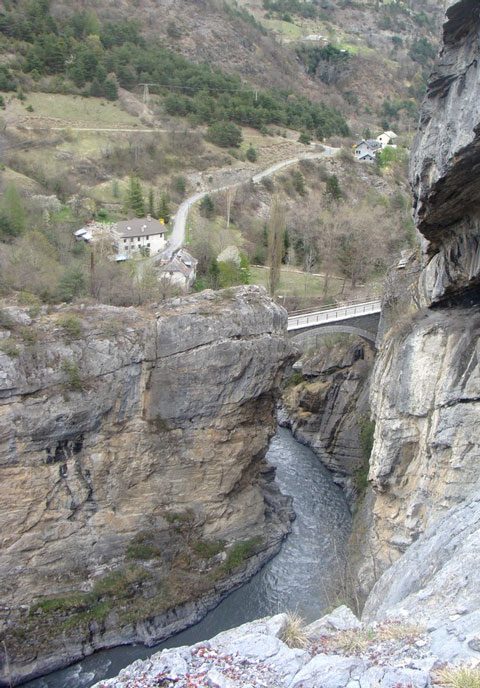 Viaduc sur le défilé à l'entrée des Gorges Royales