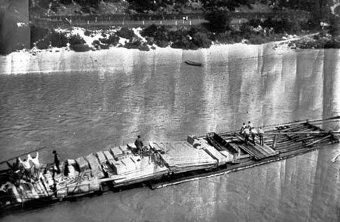 Radeau sur le Rhône voguant avec une cargaison diverse